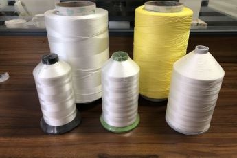 Populair geverfd polyester naaigaren met hoge sterkte